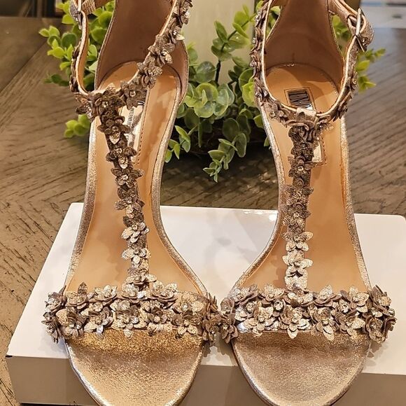 Elegant Gold T Strap Floral Heels Size 7 INC - Picture 3 of 16